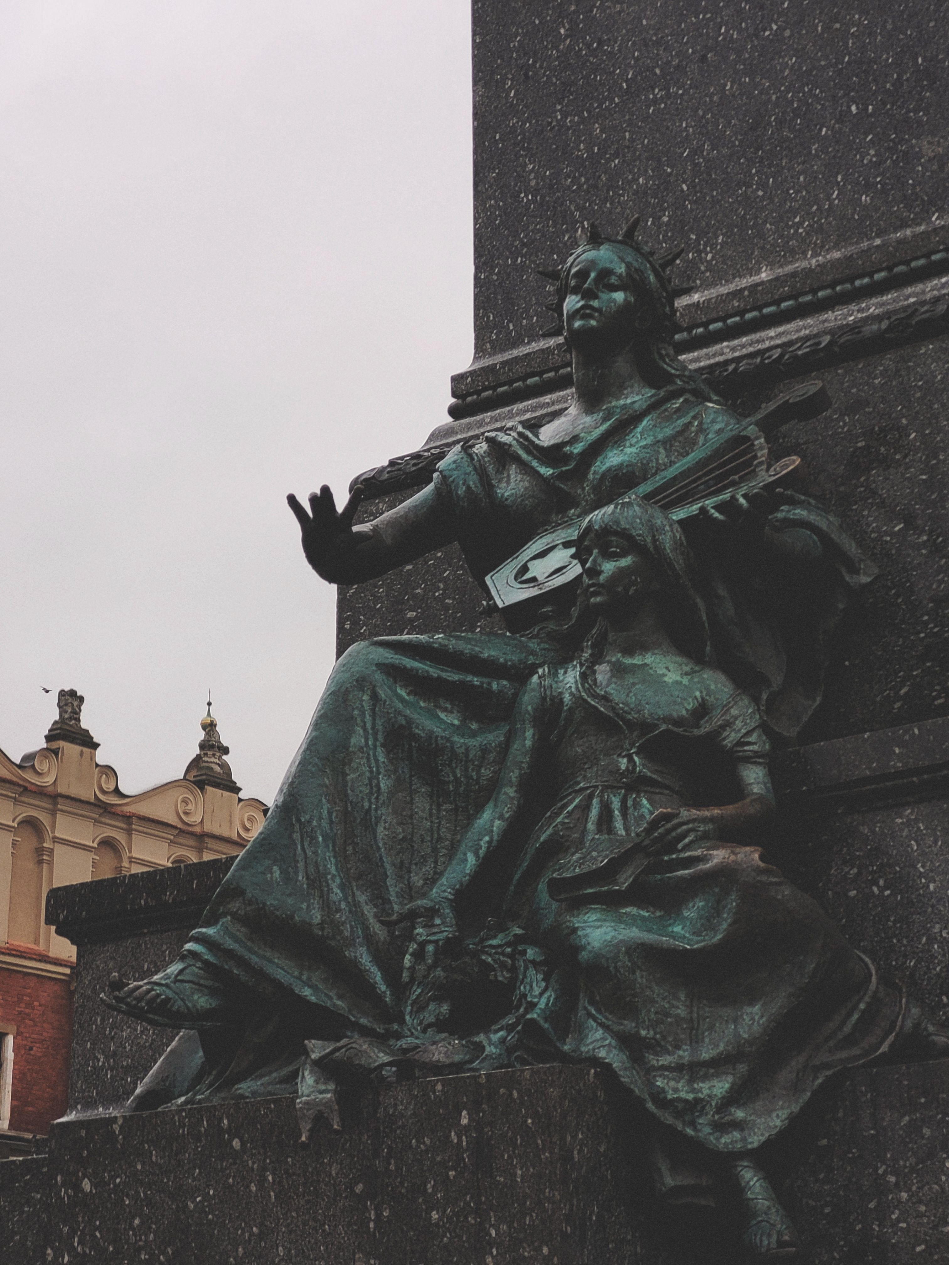 Detaliu al Monumentului Adam Mickiewicz din centrul Cracoviei