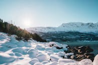 在清澈的蓝天下，白雪覆盖的山脉、宁静的湖泊和风景尽收眼底