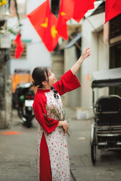 Бесплатное стоковое фото с азиатка, бальное платье, вертикальный выстрел