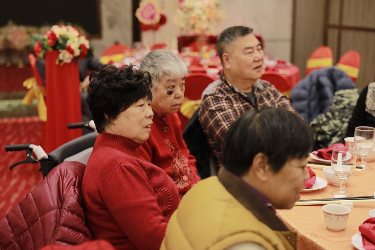 马来西亚华人家庭围坐沟通清明、忌日和祭拜习俗安排，象征长辈与年轻人之间对传统和简化的理解。