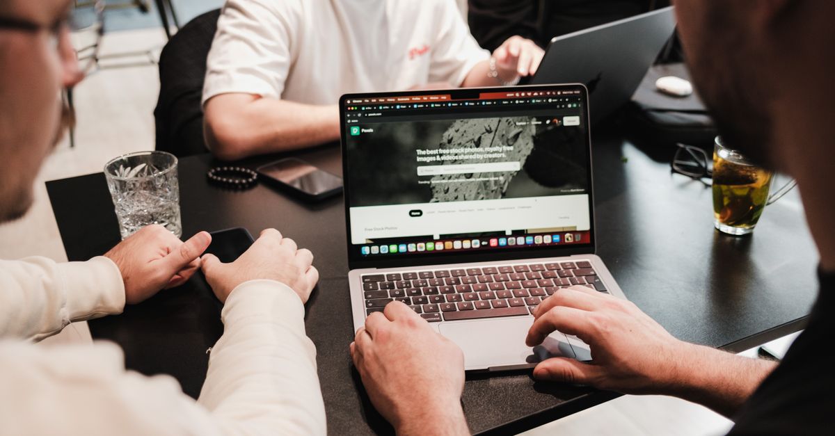 Equipo comercial revisando datos de clientes en ordenador portátil