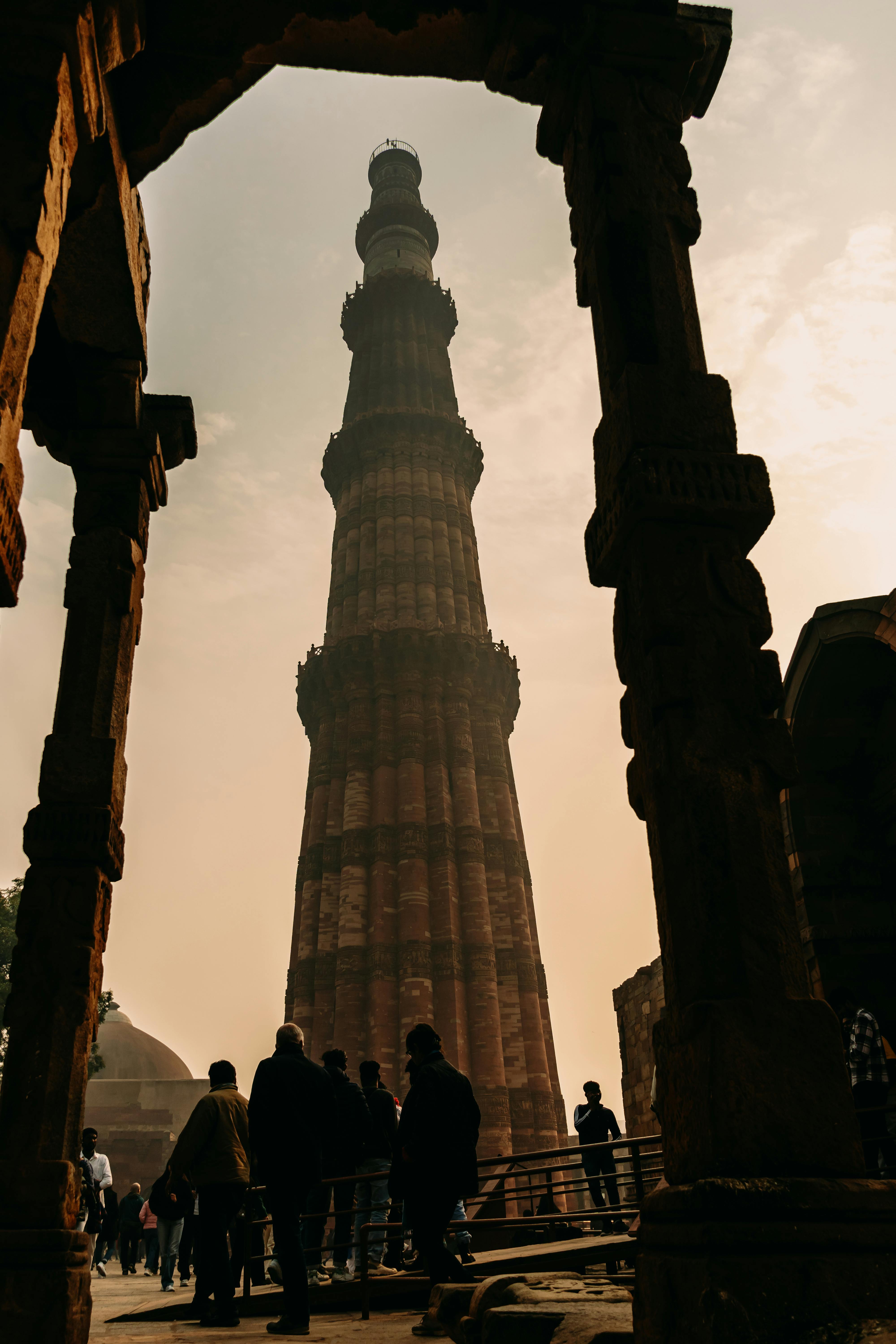 people by qutb minar in new delhi