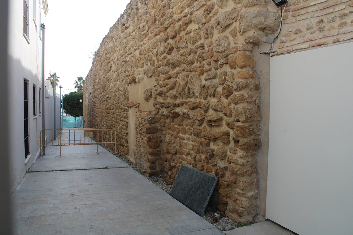 lienzo de la muralla del siglo XIII en Rota - fotografía 1