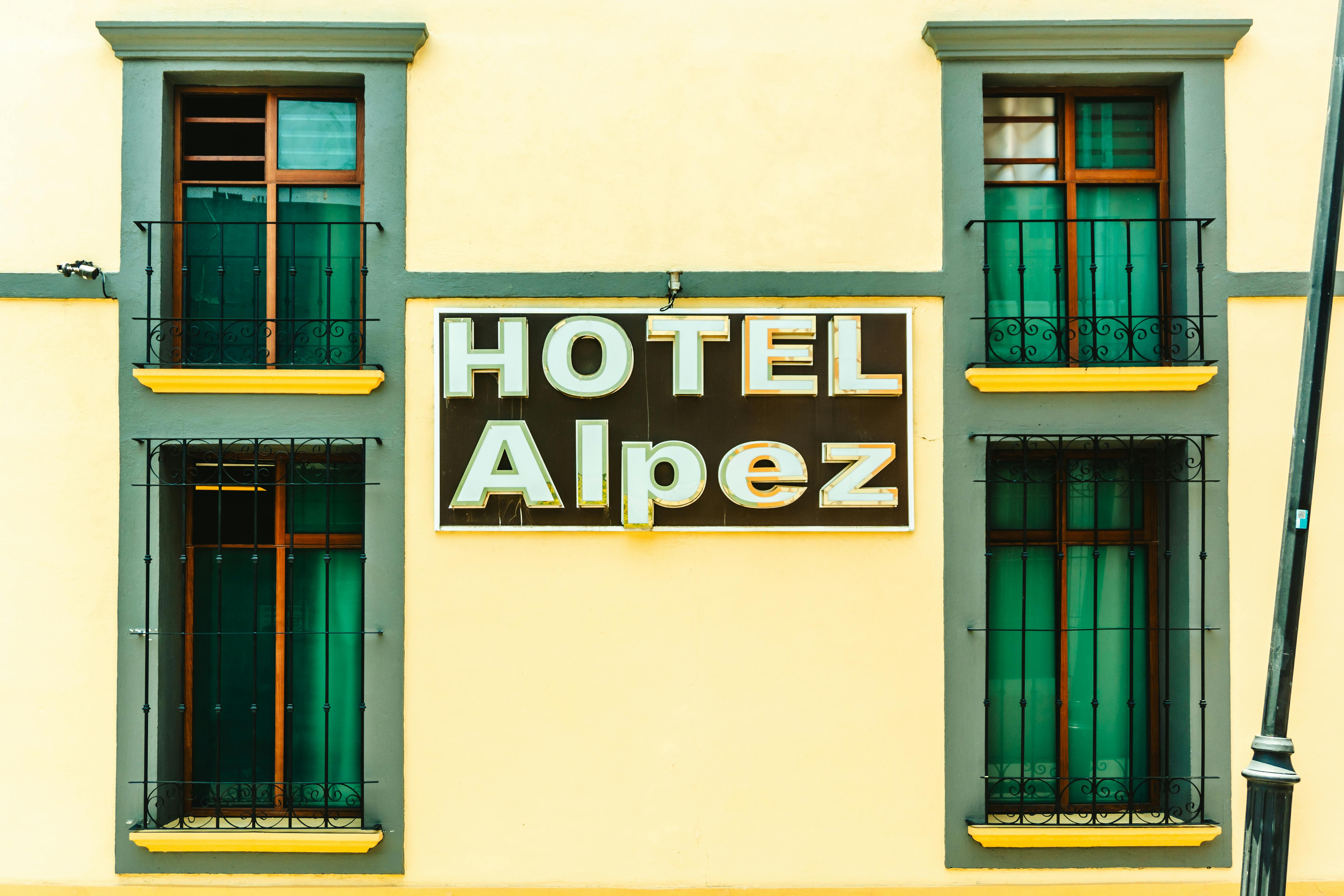 Şehir merkezinde yer alan, kısa süreli konaklamaya uygun, modern ve konforlu bir kiralık daire veya otel odası iç mekanı.