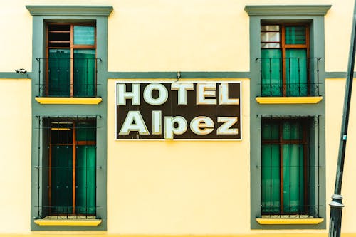 Безкоштовне стокове фото на тему «Windows, Вивіска, готель Альпез»