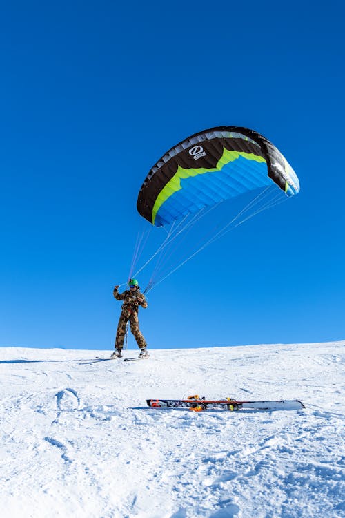 Бесплатное стоковое фото с вертикальный выстрел, зима, лыжи