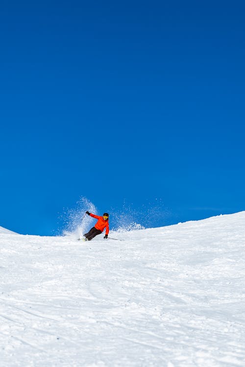 Бесплатное стоковое фото с вертикальный выстрел, зима, зимний вид спорта