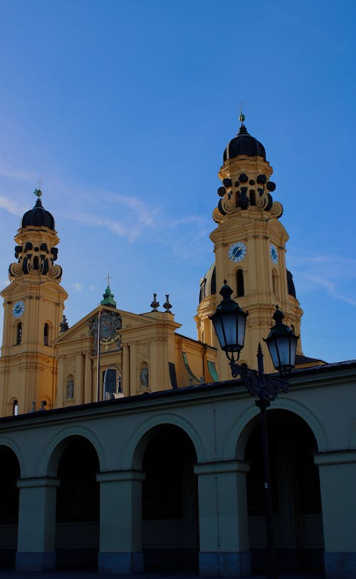Gratis arkivbilde med barokk arkitektur, gul bygning, katolsk kirke