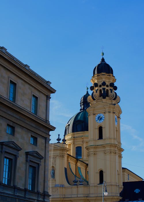 Gratis arkivbilde med barokk arkitektur, gul bygning, katolsk kirke
