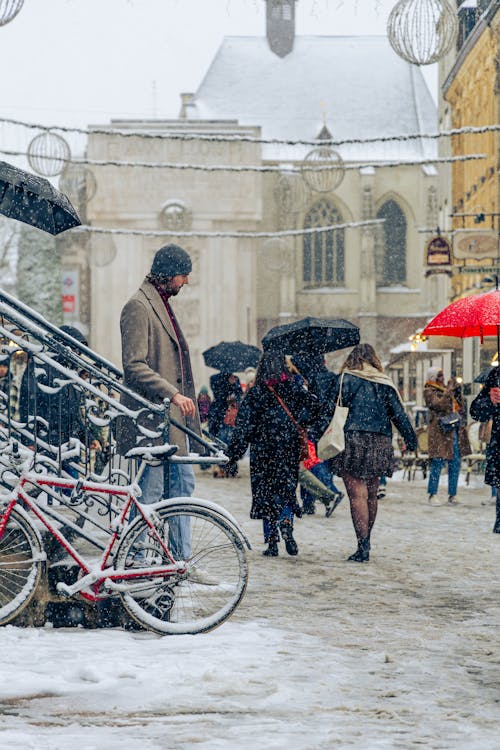 Photos gratuites de bicyclette, chute de neige, citadin
