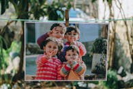 四个孩子微笑着摆姿势拍照，同时比出和平手势