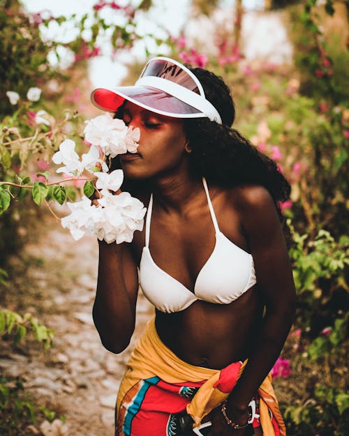 Free Woman Smelling White-petaled Flower Stock Photo