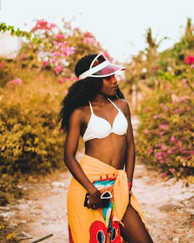 一位穿着白色比基尼、戴着遮阳帽的时尚女性，正享受着充满活力的夏日