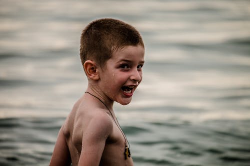 бесплатная Мальчик, пропитанный водой Стоковое фото