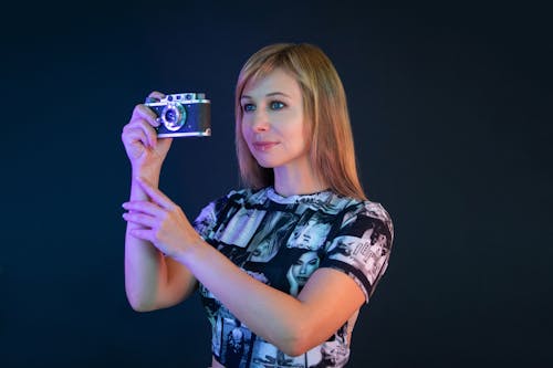 Безкоштовне стокове фото на тему «аналогова камера, блондинка, жінка»