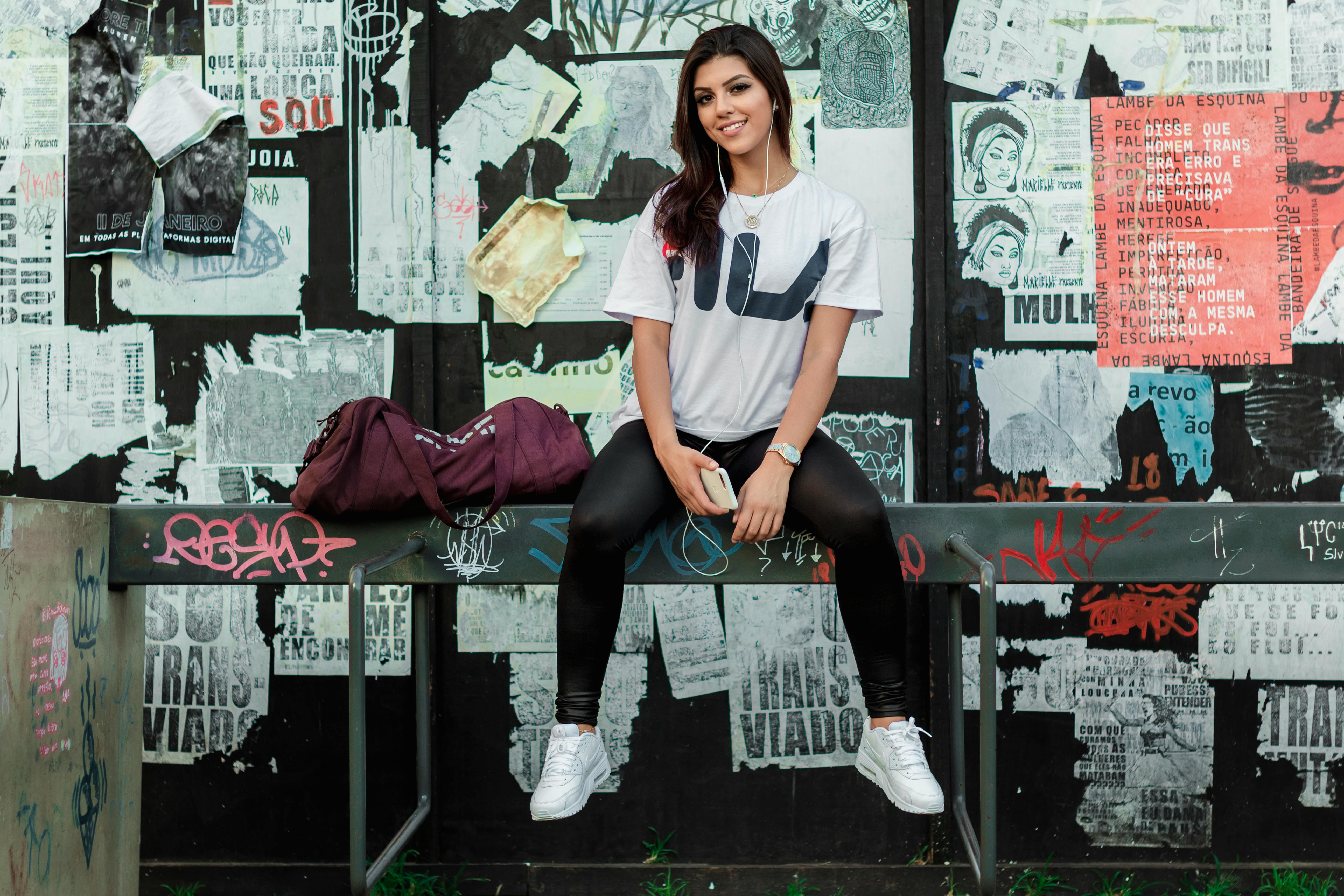 Gratis Wanita Duduk Di Pagar Logam Abu Abu Foto Stok