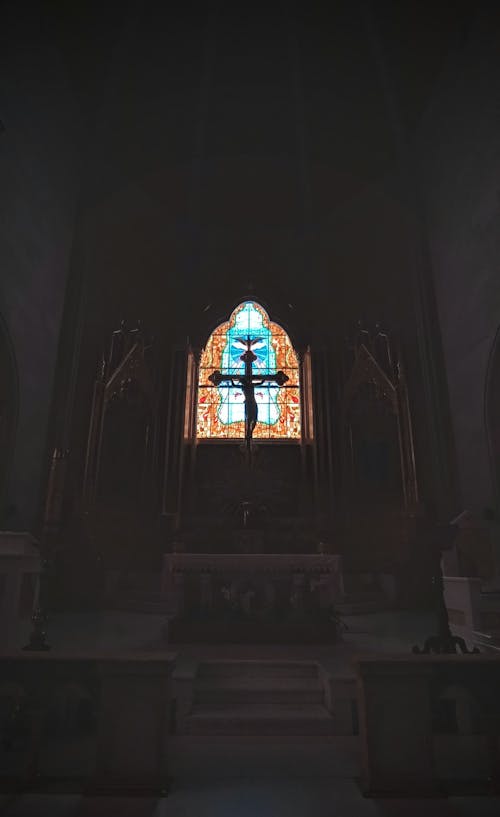 Безкоштовне стокове фото на тему «вітраж, католицька церква, розп’яття»