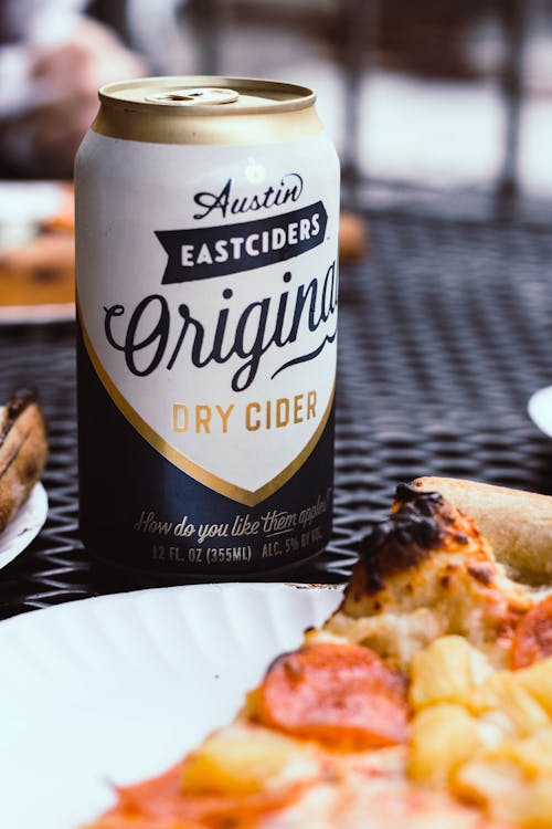 Gratis Austin Eastciders Dry Cider Can Di Atas Meja Black Metal Foto Stok