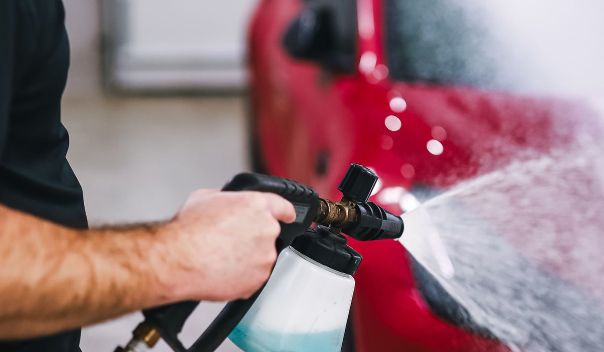 Application de mousse au canon à mousse sur une voiture