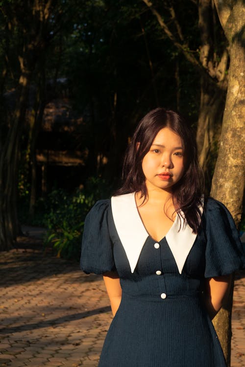 Asyalı kadın, dikey atış, elbise içeren Ücretsiz stok fotoğraf