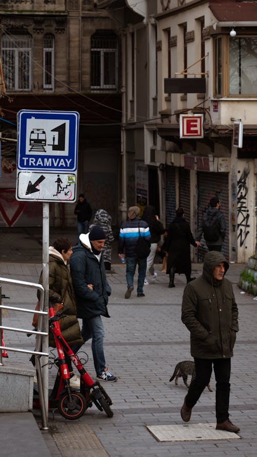 Fotobanka s bezplatnými fotkami na tému chodci, električka, mesta