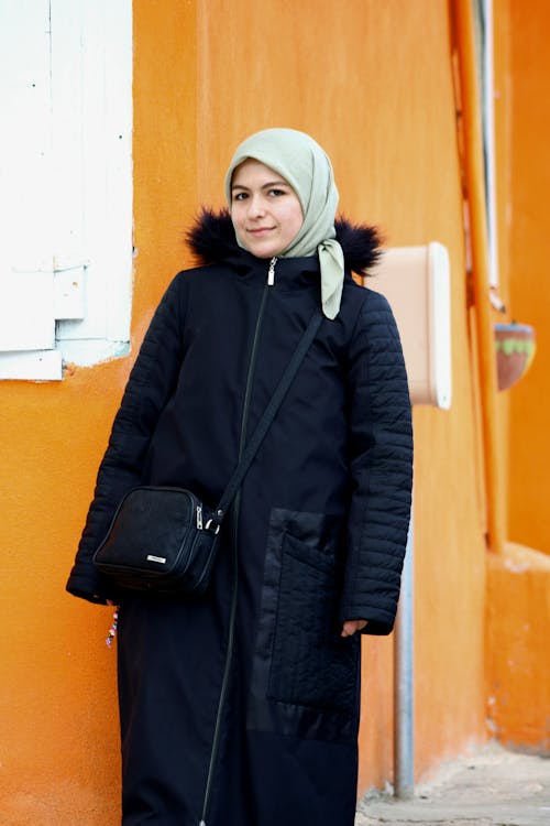 Ilmainen kuvapankkikuva tunnisteilla hijab, keltainen tausta, laukku