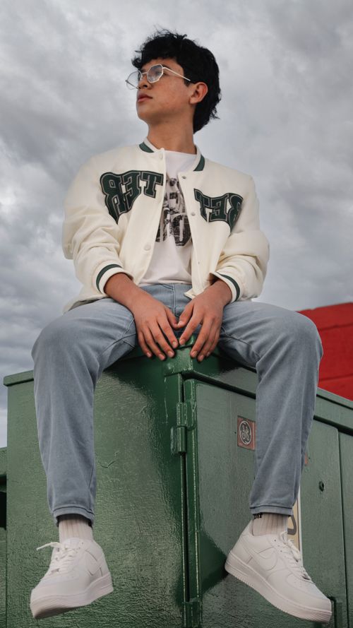 Free Stylish young man in urban setting wearing trendy glasses and casual outfit. Stock Photo
