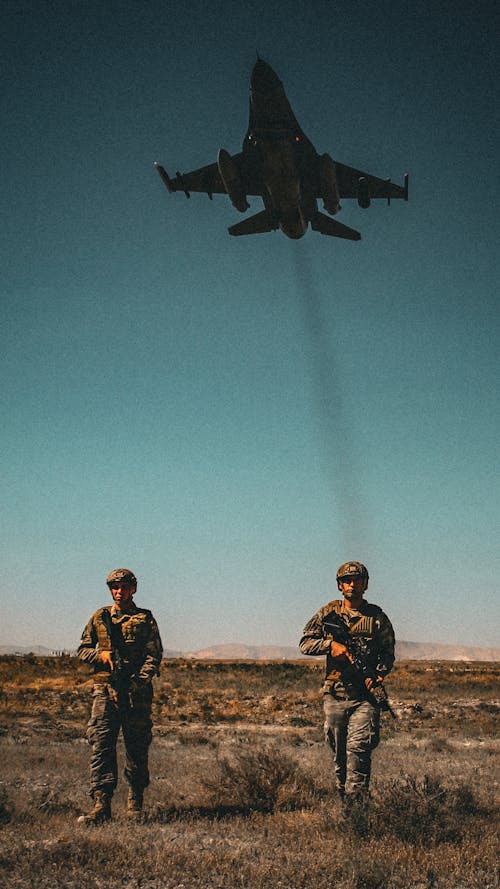 Безкоштовне стокове фото на тему «військового літака, солдат»