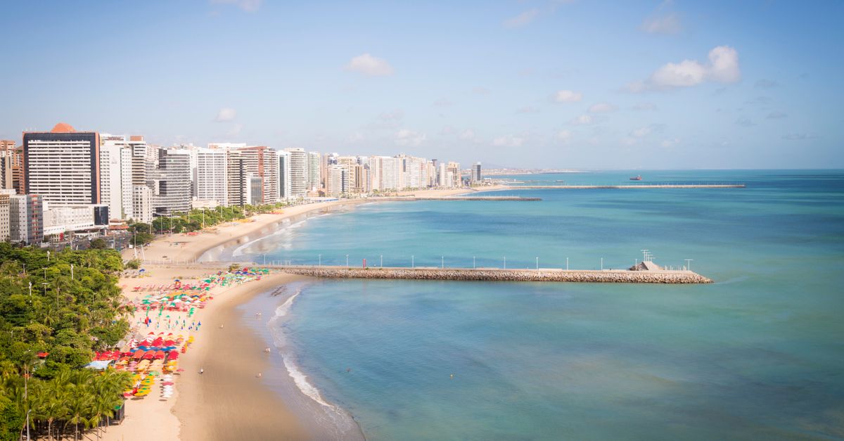 Vista panorâmica da orla da Avenida Beira Mar em Fortaleza com edifícios residenciais de alto padrão.