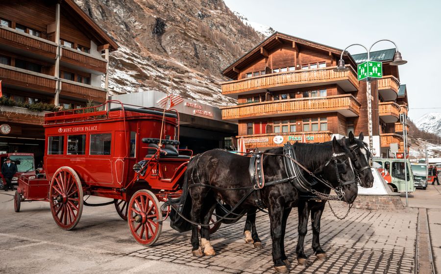 Dřevěné domky a uličky městečka Zermatt ve Švýcarsku