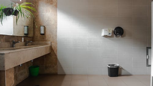 Kostenloses Stock Foto zu händetrockner, innenarchitektur, öffentliche toilette