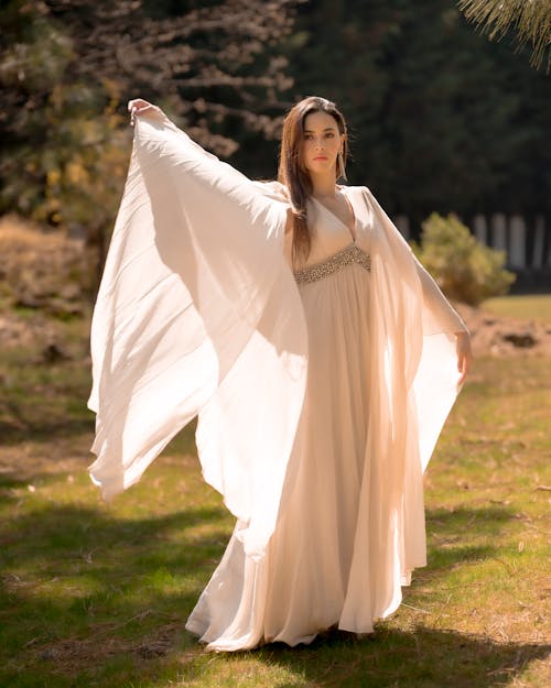 Безкоштовне стокове фото на тему «біла сукня, вертикальні постріл, Вибірковий фокус»