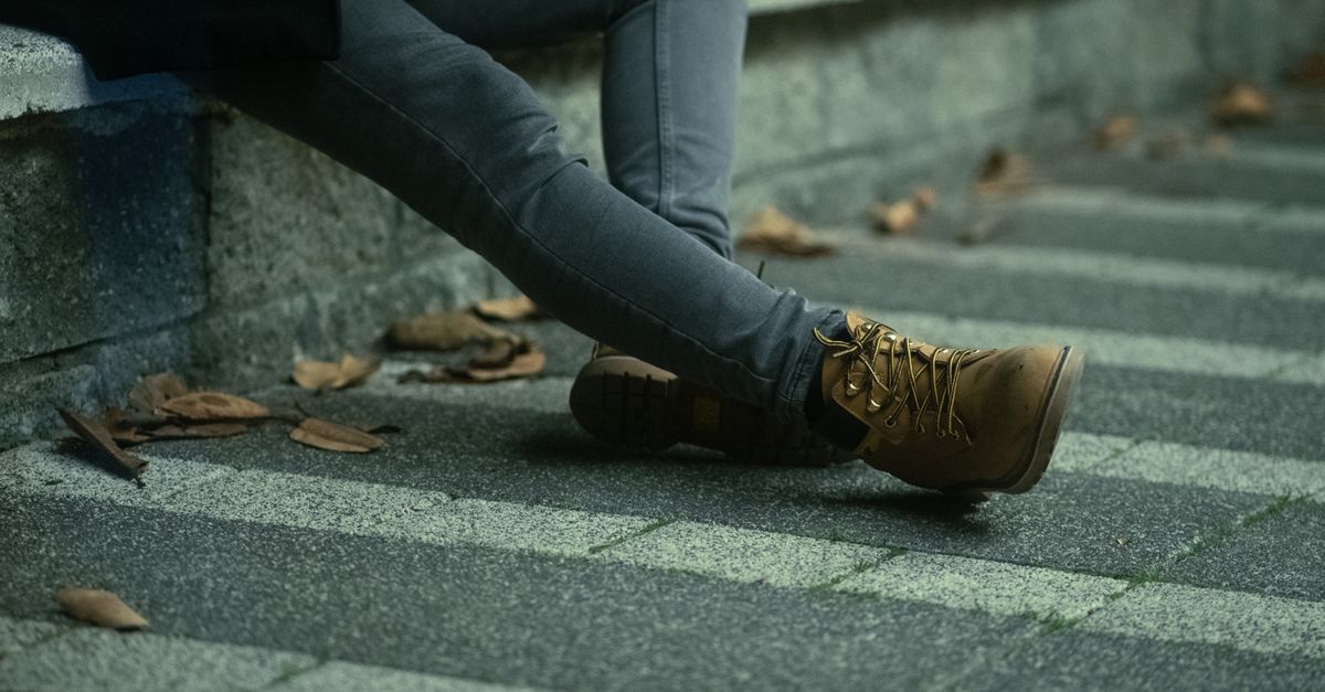 Γιατί νιώθω τα πόδια μου απίστευτα βαριά όταν φορώ στενά τζιν παντελόνια;