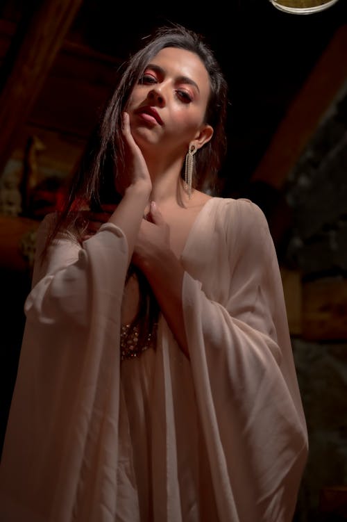 Darmowe zdjęcie z galerii z biała sukienka, kobieta, model