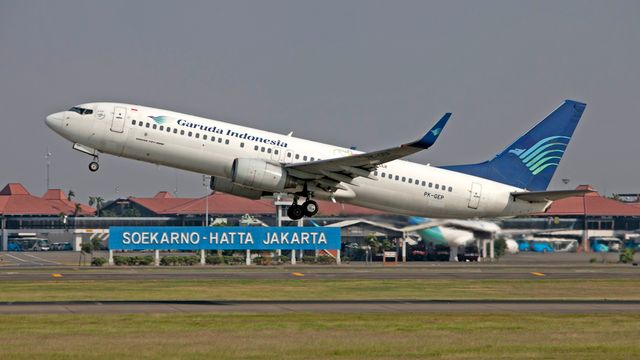 Garuda Indonesia Boeing 737 taking off from Soekarno-Hatta International Airport in Jakarta. — lounges at Jakarta Airport