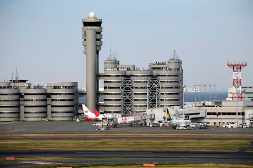 binalar, haneda havaalanı, hava kontrol kulesi içeren Ücretsiz stok fotoğraf