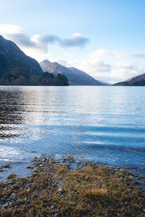 스코틀랜드 글렌피난의 쉴 호수(Loch Shiel)에서 평화로운 아침을 맞이하세요.