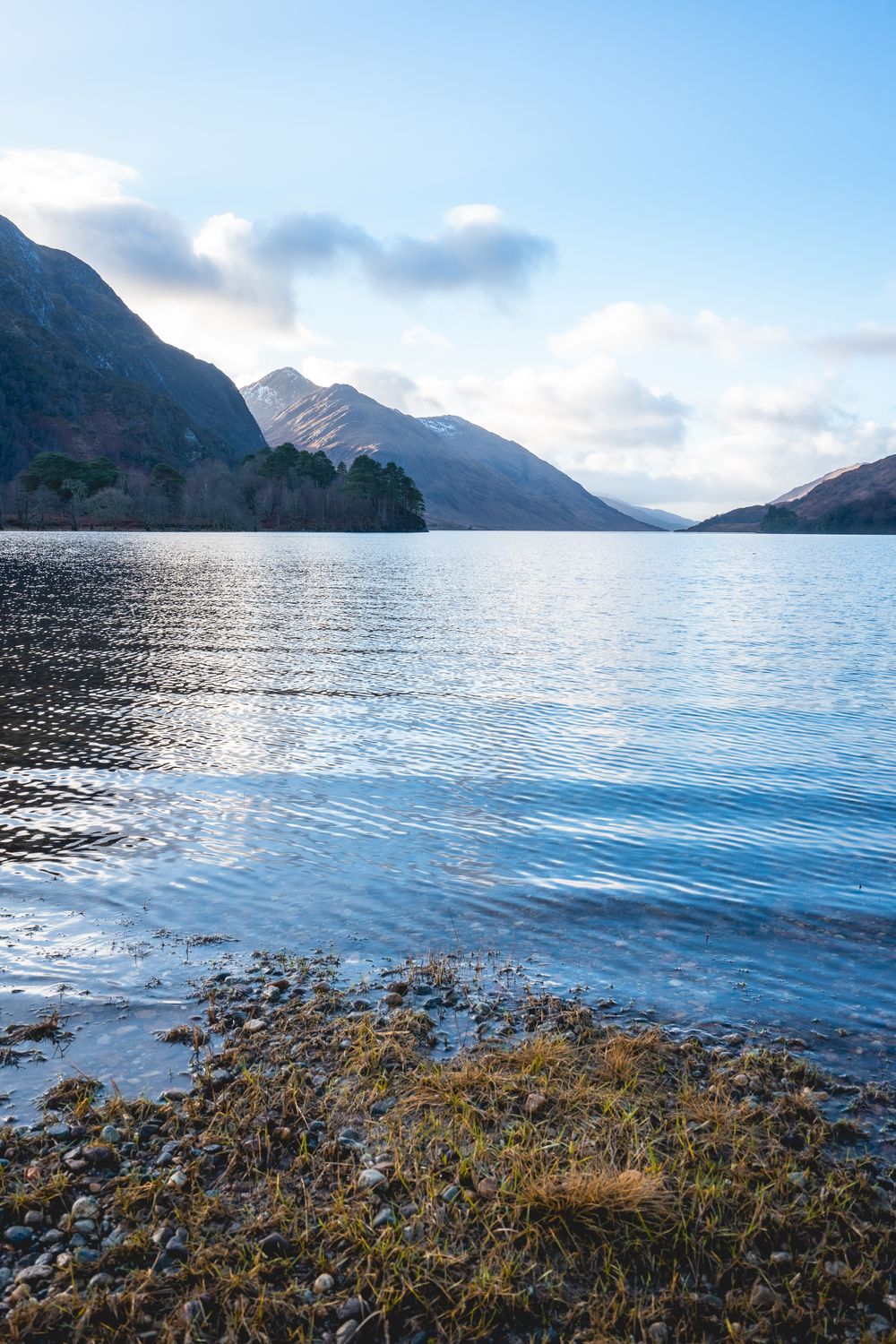 Dimineață liniștită la Loch Shiel, lângă Glenfinnan, Scoția