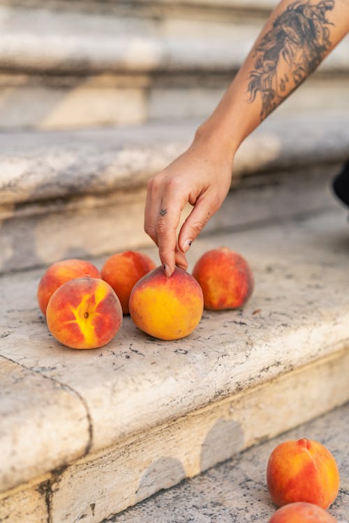 Imagine de stoc gratuită din atinge, fotografiere verticală, fructe