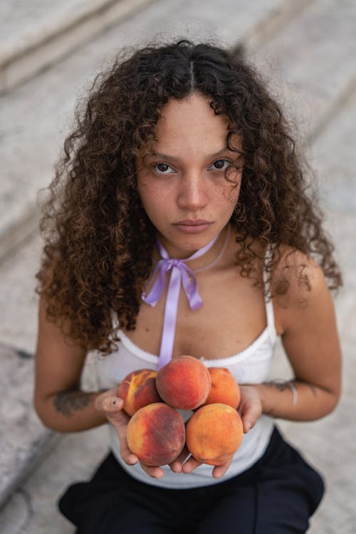 Imagine de stoc gratuită din femeie, fotografiere verticală, fruct