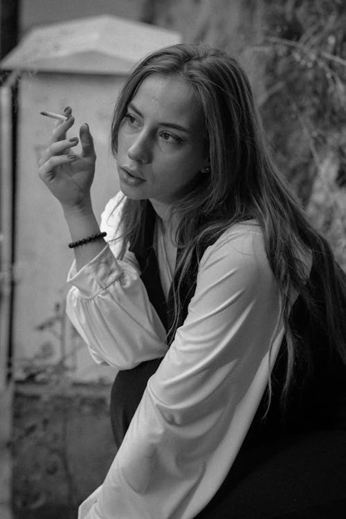Kostnadsfri bild av cigarett, Framställ, kvinna