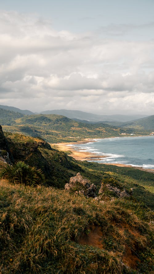 Foto profissional grátis de campo, colinas, litoral