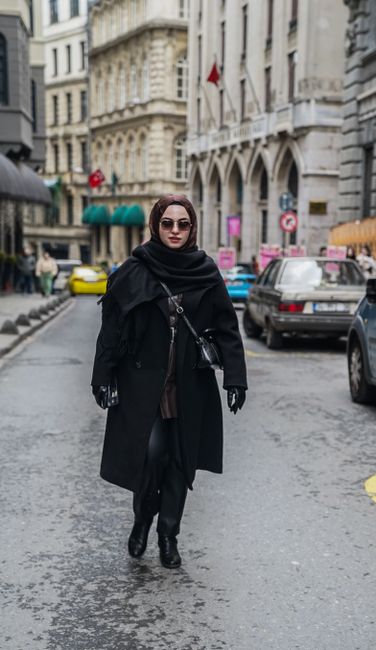 Par ce vent glacial : manteau long et grosse écharpe. Le total noir, c'est toujours ce qui me rassure le plus, et franchement c'est confortable
#tenuedujour #black #coat #scarf