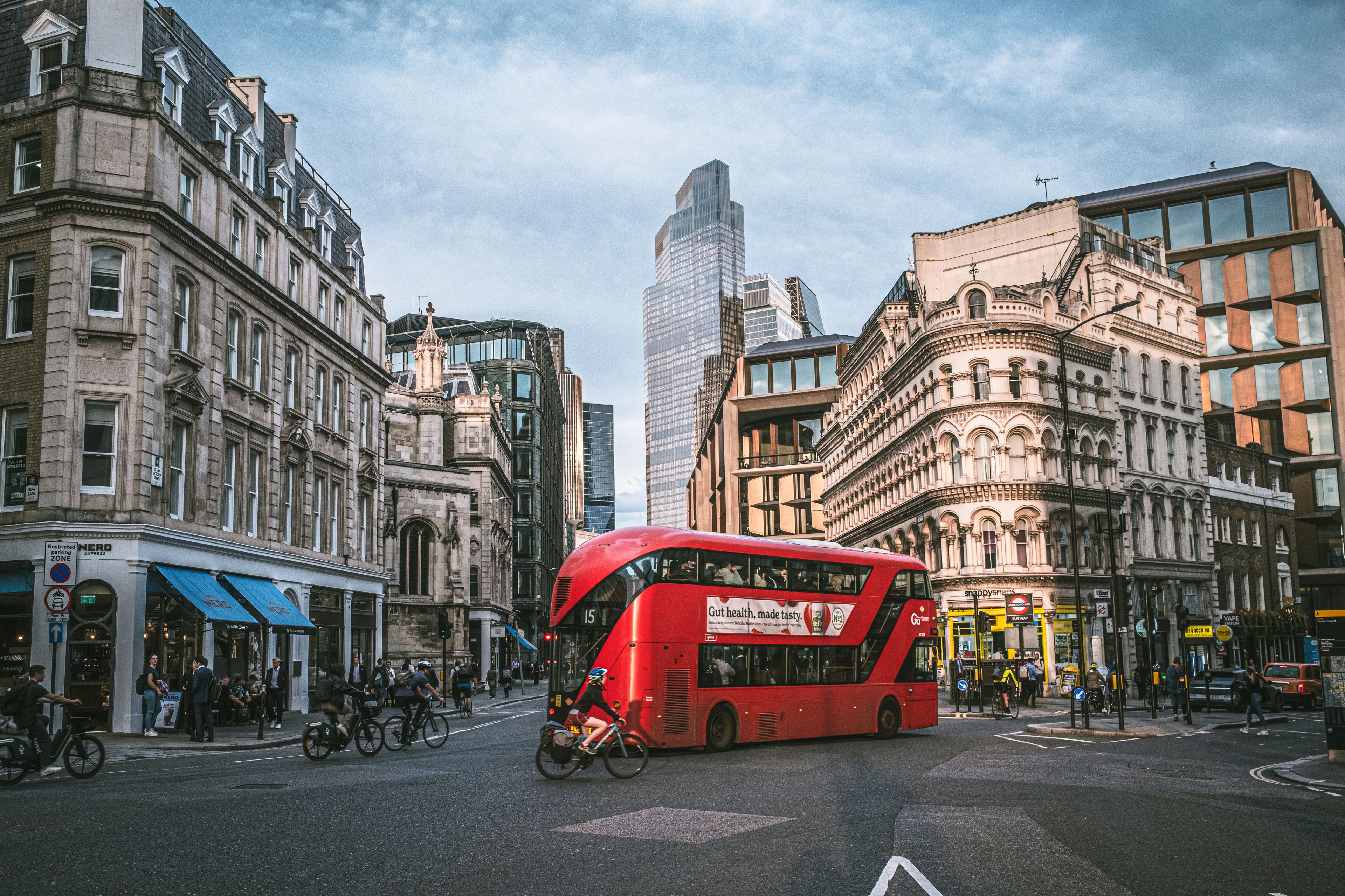 Travelling from the Middle East to the UK: Ground Transport Tips — illustrating the guide