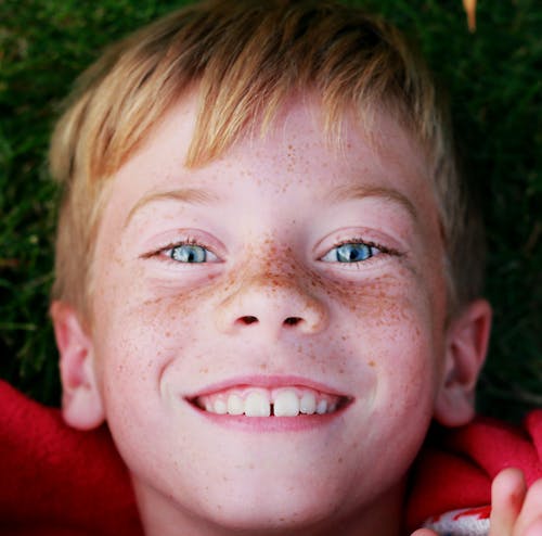 Základová fotografie zdarma na téma blond, chlapec, detail