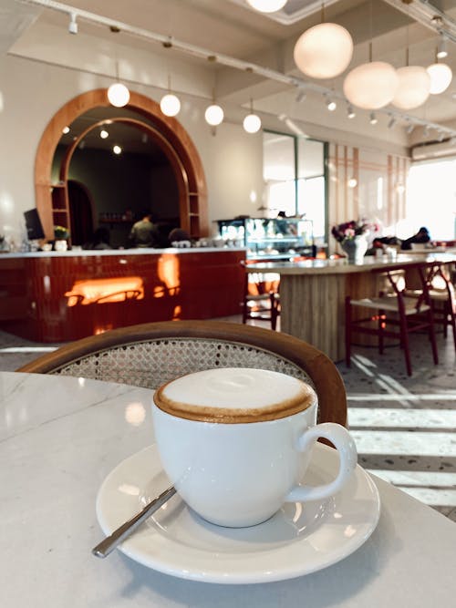 cappuccino, dikey atış, Fincan içeren Ücretsiz stok fotoğraf