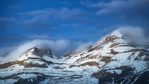 Безкоштовне стокове фото на тему «блакитне небо, велика висота, вершина гори»