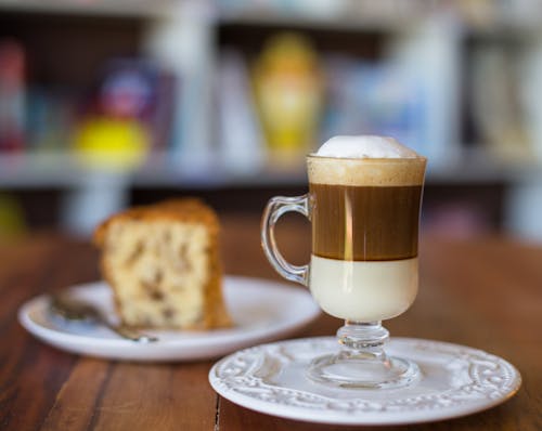 Kostnadsfri bild av bar café, flicka, tårta