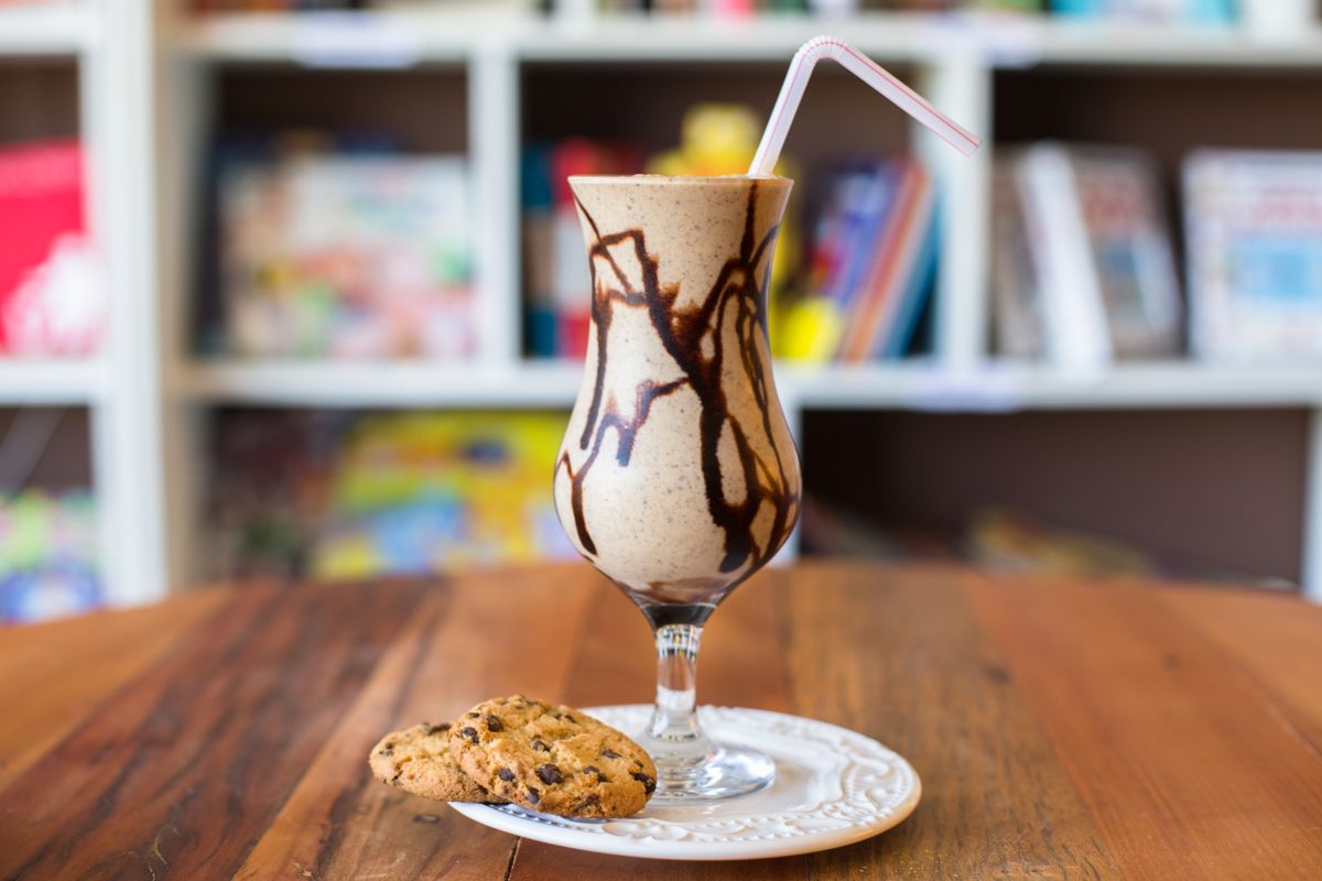 Frappe cu pai si un fursec, pe o masa de lemn