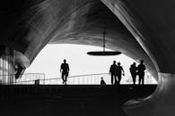 台湾高雄市现代建筑步道上的剪影人物